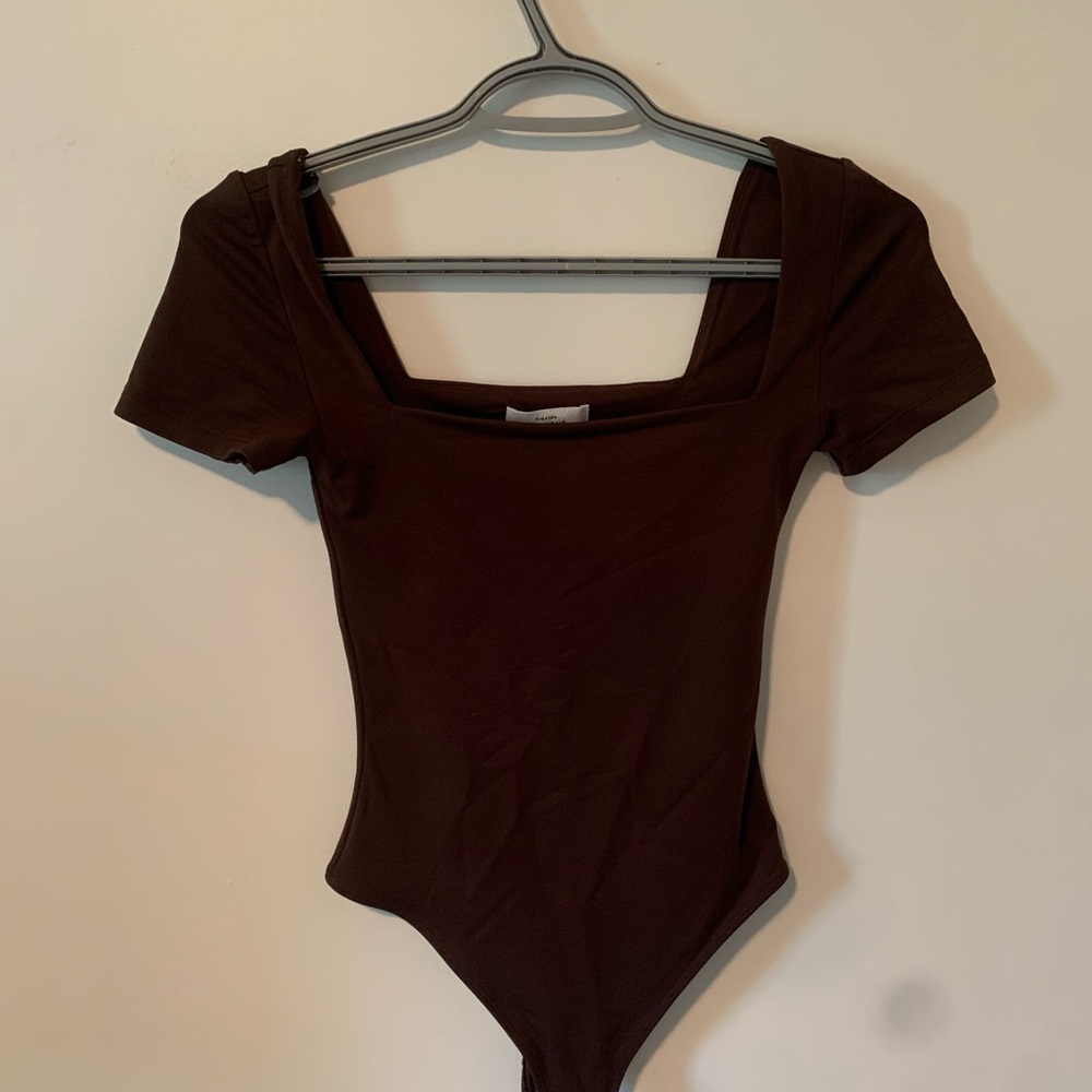 Babaton Aritzia Brown Short Sleeve Bodysuit